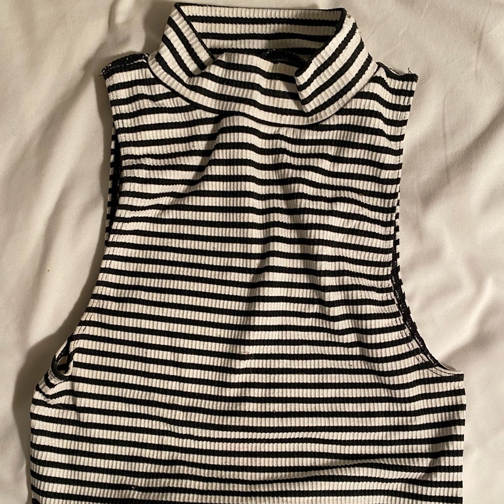 black & white striped turtleneck crop top. size small